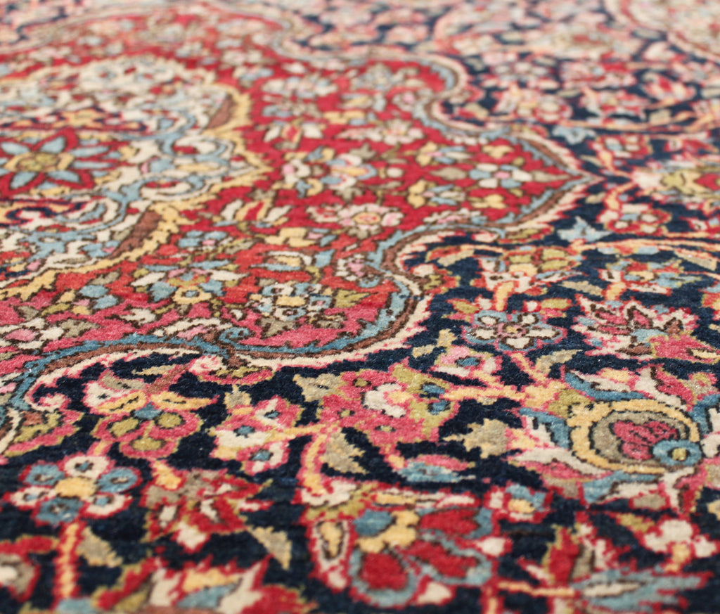 Antique Persian Isfahan - 204cm x 140cm (6'8 x 4'7)